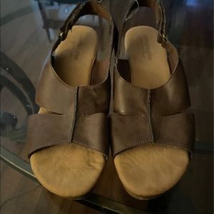 Brown/tan platform shoes